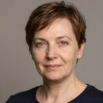 Портрет уверенного российского предпринимателя, основателя компании Ковков Ловко, на нейтральном размытом фоне